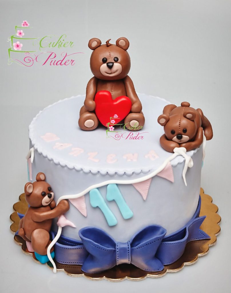 tort urodzinowy - urodziny dziecka - minsk mazowiecki - figurki misia - bawiace sie misie - wstazka i kokardka - pastelowe kolory - tort dla chlopca