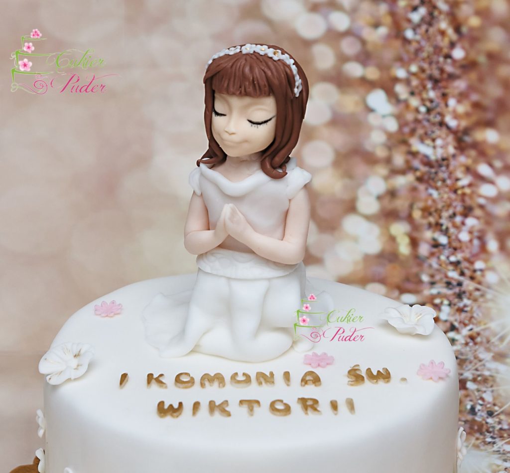 tort na komunia swieta - minsk mazowiecki - figurka dziewczynki - jadalna wstazka - jadalna kokardka - dekoracja trawa i kwiatki