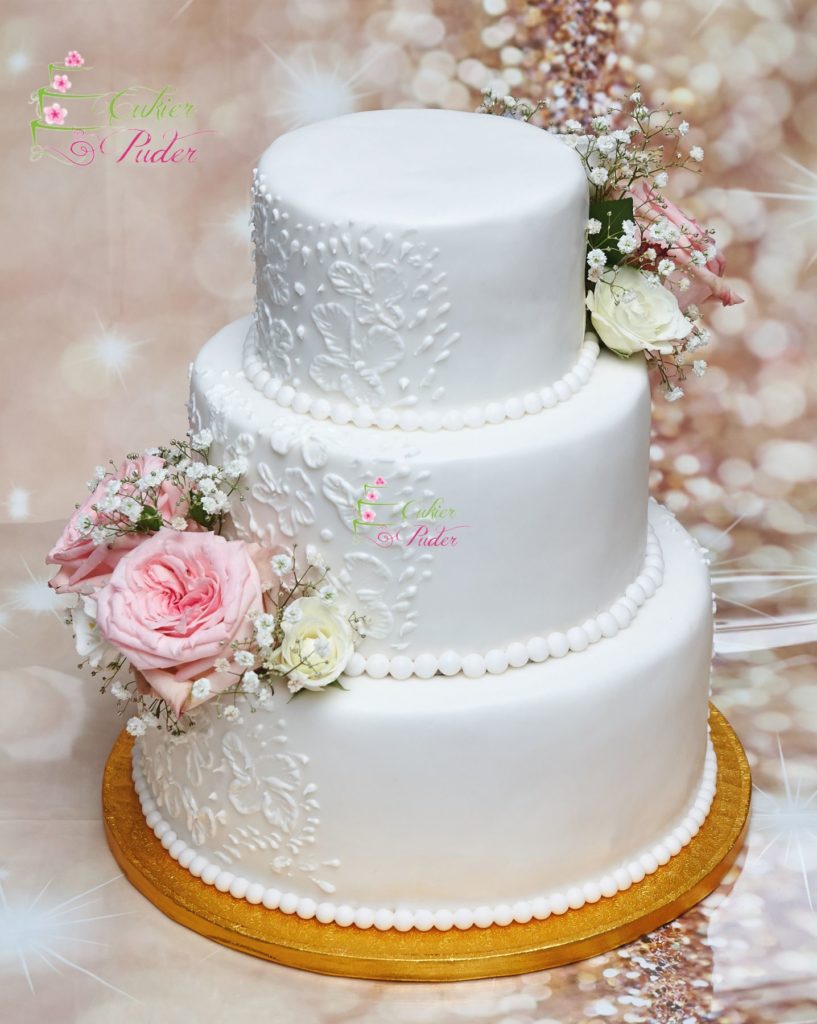 tort ślubny - tort piętrowy - tort z masą cukrową -mińsk mazowiecki - ozdobiony kwiatami - rzeźbiony - lukier królewski