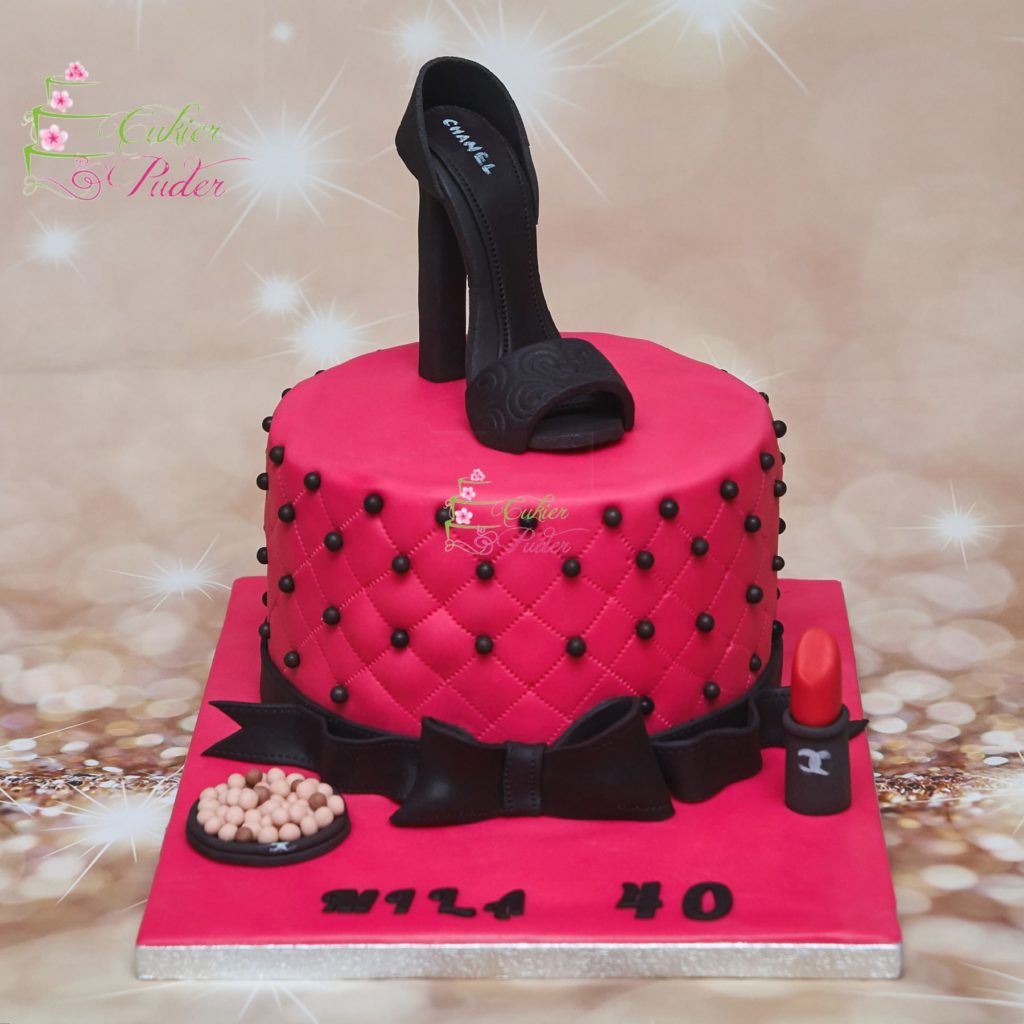 tort urodzinowy - tort na rocznicę - mińsk mazowiecki - masa cukrowa - ręcznie rzezbiony - figurka 3d - figurka szpilki - but - figurka buta - czerwony czarny - kosmetyki - szminka