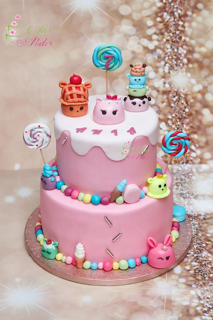 tort na urodziny - urodziny dziecka - minsk mazowiecki - figurki num noms - lizaki bezowe - slodkie ozdoby - tort piętrowy - tort dla dziewczynki