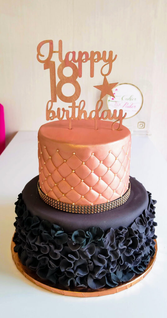 tort urodzinowy - tort na rocznicę - mińsk mazowiecki - masa cukrowa - ręcznie zdobiony - topper - złoty czarny - falbanki