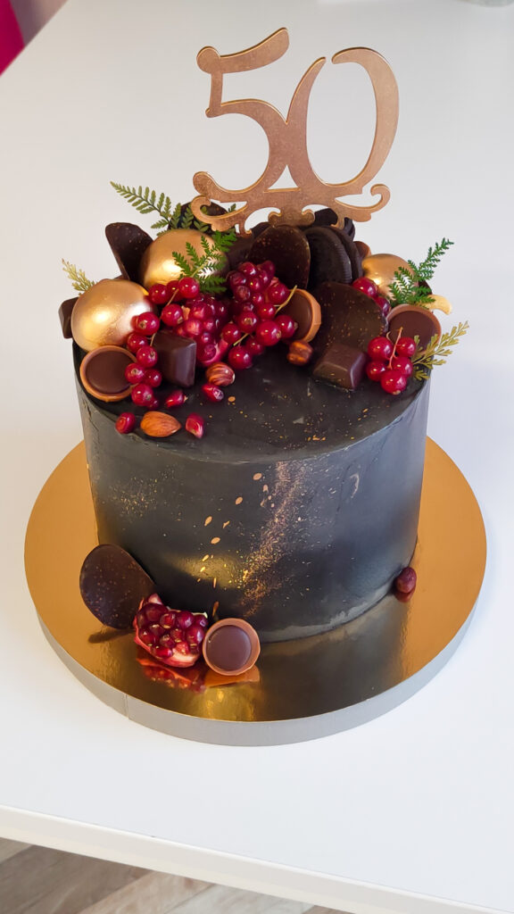 tort urodzinowy - tort na rocznicę - mińsk mazowiecki - słodycze - owoce - ręcznie zdobiony - topper - złoty czarny