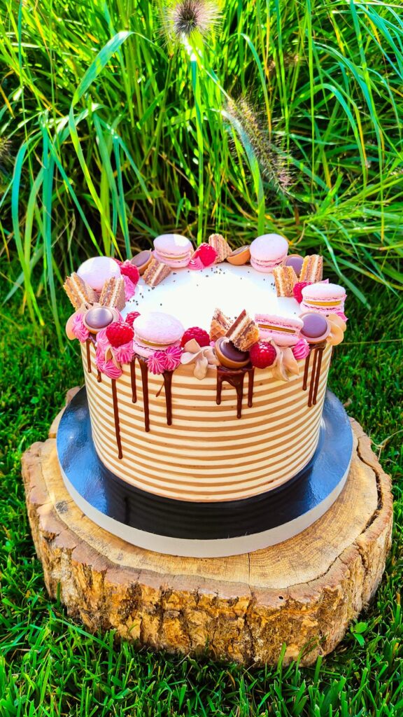 tort urodzinowy - tort na rocznicę - mińsk mazowiecki - ręcznie zdobiony - duotone - dwukolorowy - drip - makaroniki