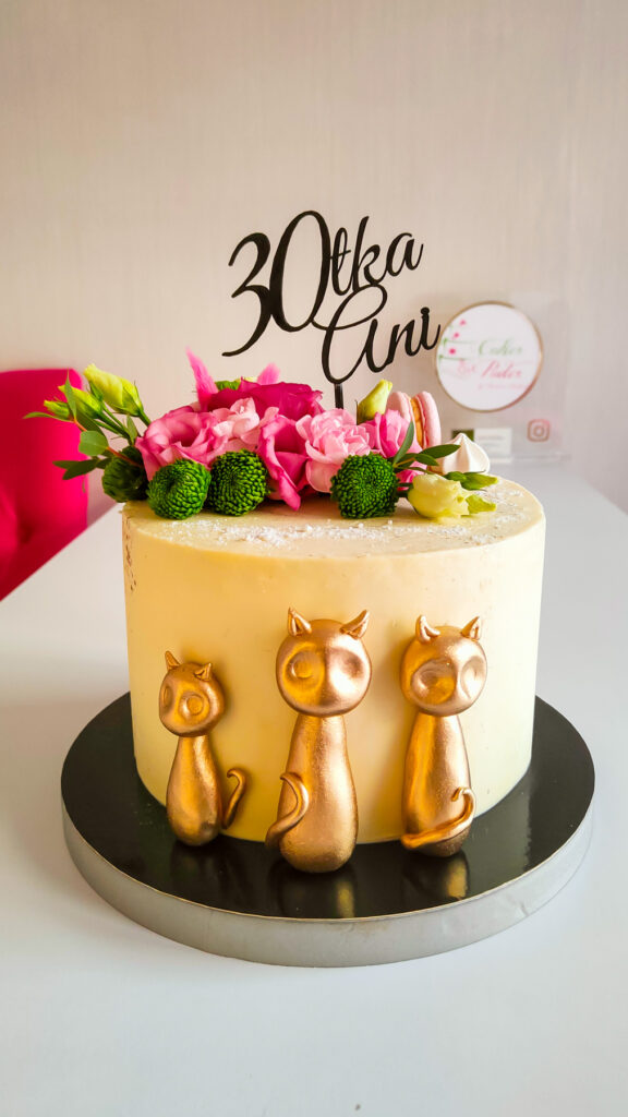 tort urodzinowy - tort na rocznicę - mińsk mazowiecki - ręcznie zdobiony - topper - artystyczne koty - kwiaty