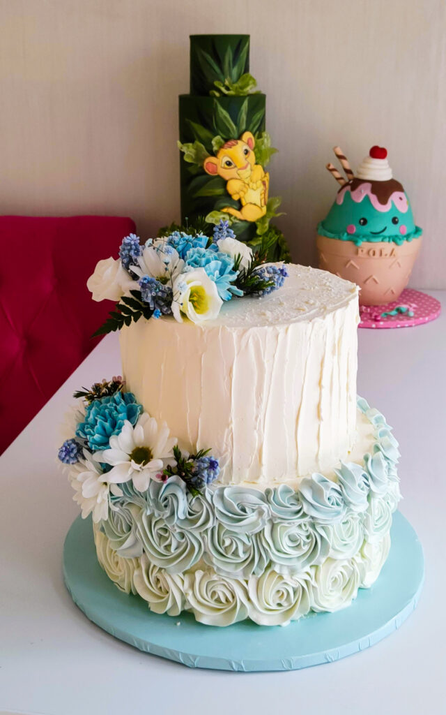 tort ślubny - tort piętrowy - mińsk mazowiecki - ozdobiony - różyczki - kwiaty - boho