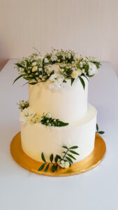 tort ślubny - tort piętrowy - mińsk mazowiecki - ozdobiony kwiatami - naturalny - prosty - rustykalny