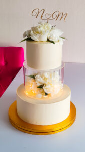 tort ślubny - tort piętrowy - mińsk mazowiecki - ozdobiony kwiatami - naturalny - prosty - ukryte piętro - topper