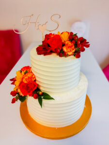 tort ślubny - tort piętrowy - mińsk mazowiecki - ozdobiony kwiatami - naturalny - prosty - rustykalny - topper