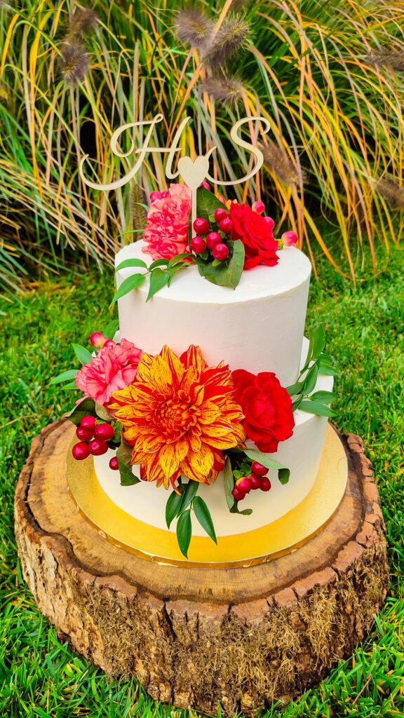 tort ślubny - tort piętrowy - mińsk mazowiecki - ozdobiony kwiatami - naturalny - prosty - rustykalny - topper